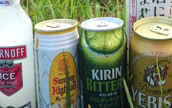 芝生に並べられているお酒